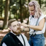 frau-rasiert-mann-barber-blond-natur