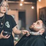 frau-rasiert-mann-bart-tattoo-barber